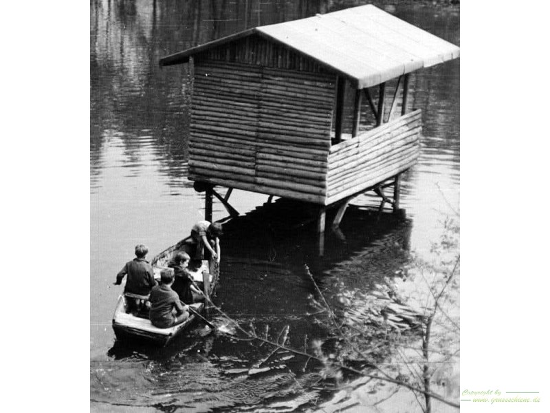 Wer weiß wo das Stand wird die im Wasser befindlichen Fundamente wiedererkennen. Es wird aber immer weniger sichtbares...