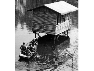 Wer weiß wo das Stand wird die im Wasser befindlichen Fundamente wiedererkennen. Es wird aber immer weniger sichtbares...